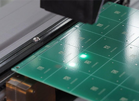 High-contrast laser marking for logos, codes and fine surface details