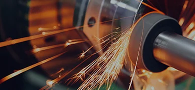 Mechanical edge preparation on a metal component before final surface finishing